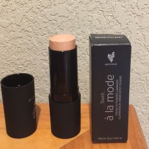 Cream to powder luminizer in Benevolent.